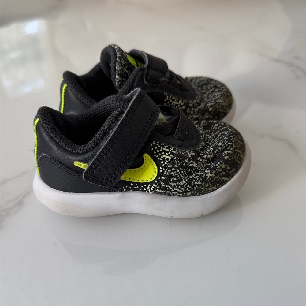 Nike Kids Black and Neon Green Sneakers
